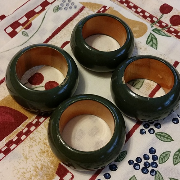 Napkins and Napkin Rings - Picture 3 of 7